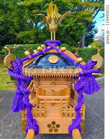 黄金の鳳凰を戴く神輿 119468031