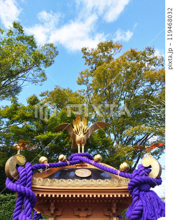 青空と緑と緑と黄金の鳳凰 119468032