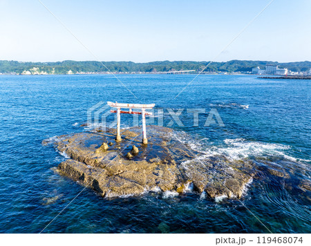 勝浦湾内の旧遠見岬神社 海の鳥居（千葉県勝浦市）  119468074
