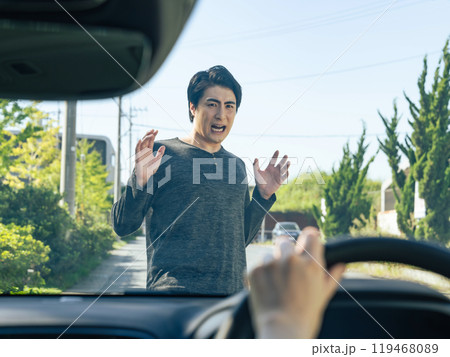 自動車に轢かれかける男性 119468089