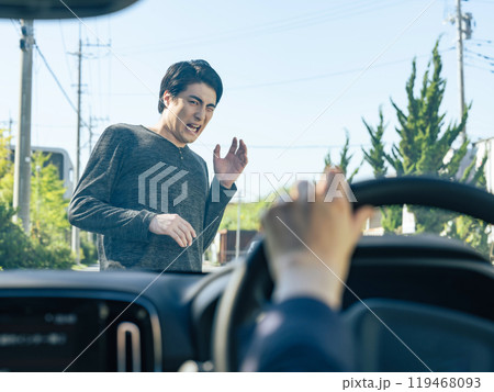 自動車に轢かれかける男性 119468093
