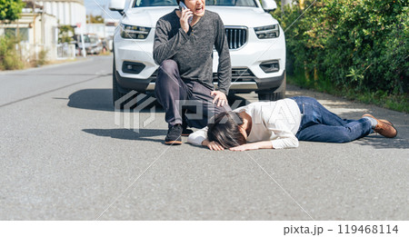 交通事故を起こして慌ててスマホで通報するドライバー 交通事故を起こして慌ててスマホで通報するドライバー 119468114