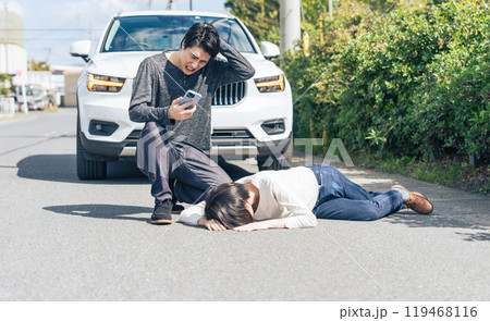 交通事故を起こして慌ててスマホで通報するドライバー 119468116