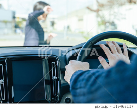 横断する女性にクラクションを鳴らすドライバー 横断する女性にクラクションを鳴らすドライバー 119468117