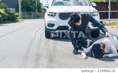 交通事故を起こして被害者を救助するドライバー 119468118