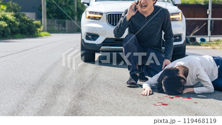 交通事故を起こしてスマホで通報するドライバー 119468119