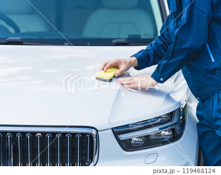 自動車のボディを洗車する男性 119468124
