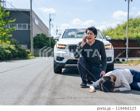 交通事故を起こしてスマホで通報するドライバー 119468125