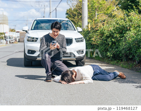 交通事故を起こして慌ててスマホで通報するドライバー 119468127