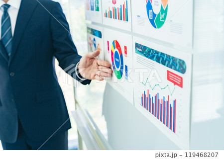 セミナーで講演する男性ビジネスパーソン 119468207