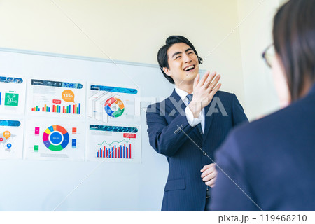 セミナーで講演する男性ビジネスパーソン 119468210