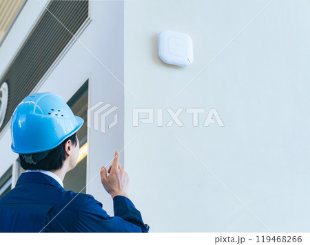 建物の中で設備を点検する男性作業員 119468266