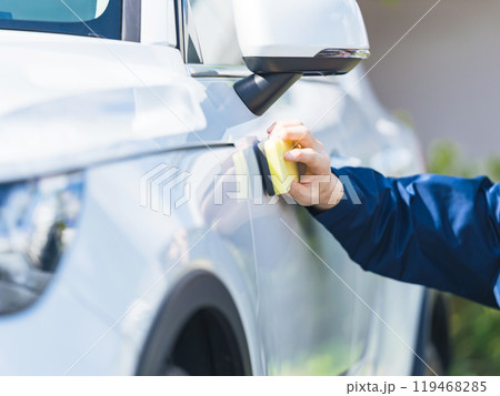 洗車する男性 119468285