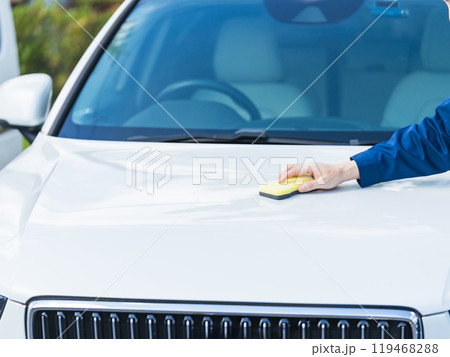 洗車する男性 119468288