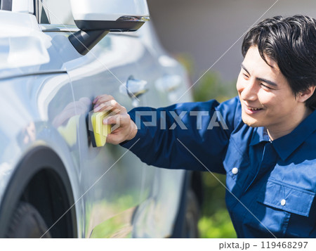 洗車する男性 119468297
