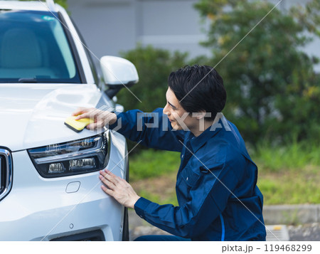 洗車する男性 洗車する男性 119468299