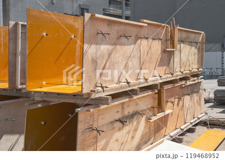 建設現場に搬入した型枠の部材 建設現場に搬入した型枠の部材 119468952