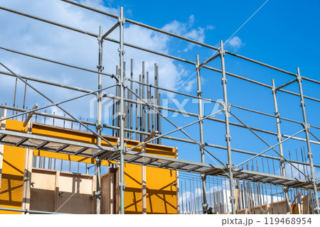 青空の建設現場と型枠工事 119468954