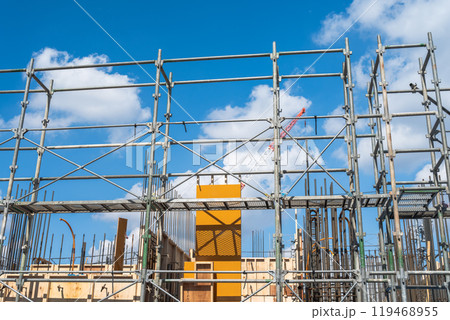 青空と足場と鉄筋工事 119468955