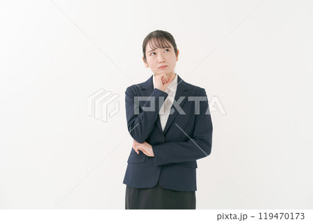 悩む表情をするスーツの若い女性 119470173