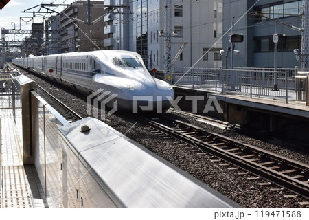 新横浜駅に入線する上りN700S 新横浜駅に入線する上りN700S 119471588