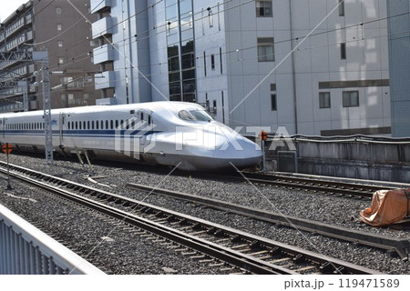 新横浜駅に入線する上りN700 119471589