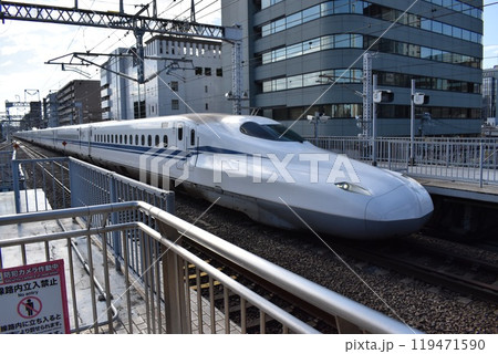新横浜駅に入線する上りN700S 新横浜駅に入線する上りN700S 119471590