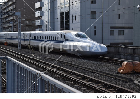 新横浜駅に入線する上りN700S 新横浜駅に入線する上りN700S 119471592