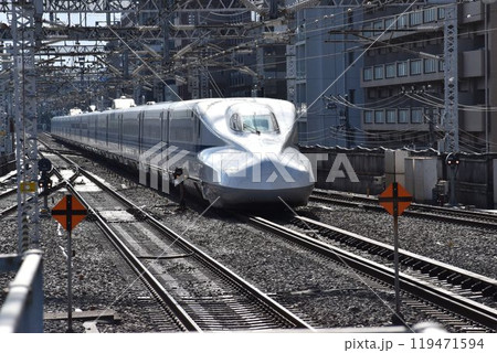 新横浜駅に入線する上りN700 119471594