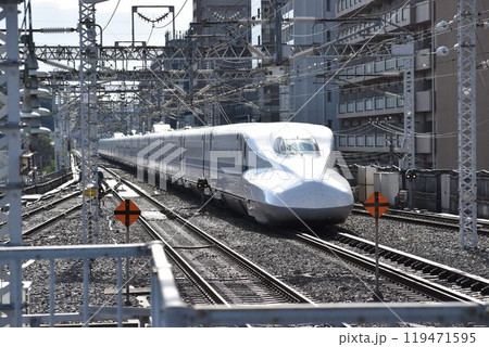 新横浜駅に入線する上りN700 119471595