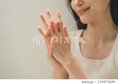 若い女性のハンドケア 若い女性のハンドケア 119471644