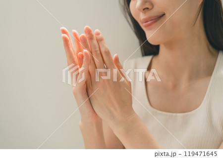 若い女性のハンドケア 119471645