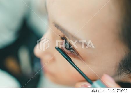 プロのメイクテクニック 119471662