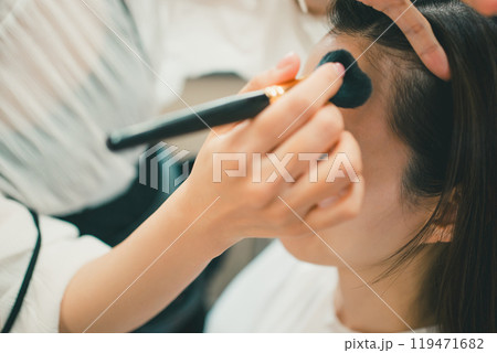 女性のおでこの生え際のプロメイク 女性のおでこの生え際のプロメイク 119471682