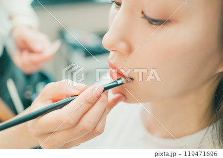 プロのメイクテクニック 119471696
