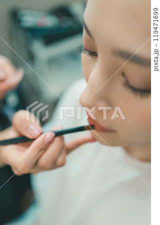 プロのメイクテクニック 119471699