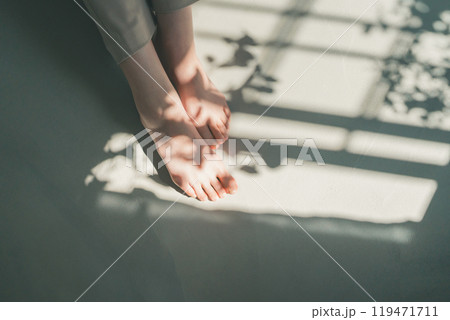 裸足で生活 119471711