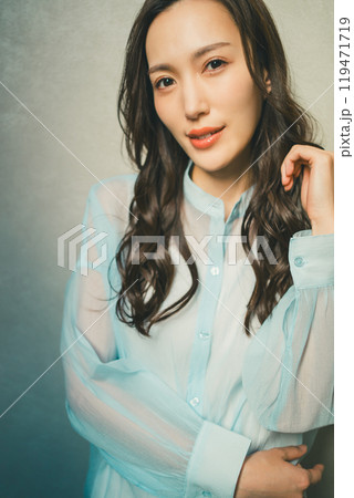 黒髪ロングの若い女性 119471719