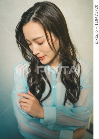二の腕を気にする若い女性 119471720