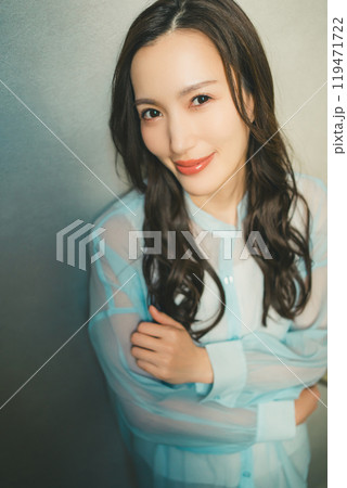 黒髪ロングの若い女性 黒髪ロングの若い女性 119471722