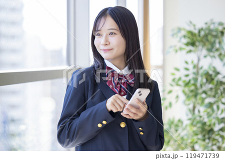 スマホを見ている女子高生 スマホを見ている女子高生 119471739