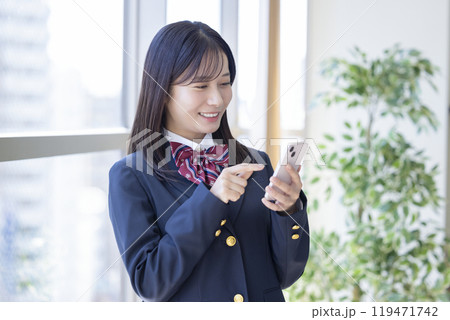 スマホを見ている女子高生 119471742
