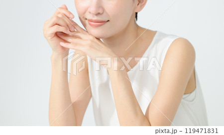 ショートヘアのミドル女性　 119471831
