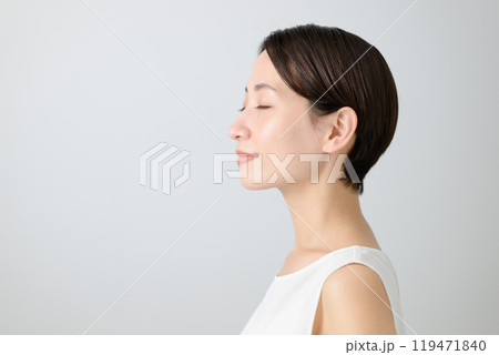 ミドル女性　ビューティー　スキンケア 119471840