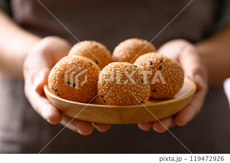 Sesame ball, Fried glutinous rice flour coated with sesame seeds  119472926