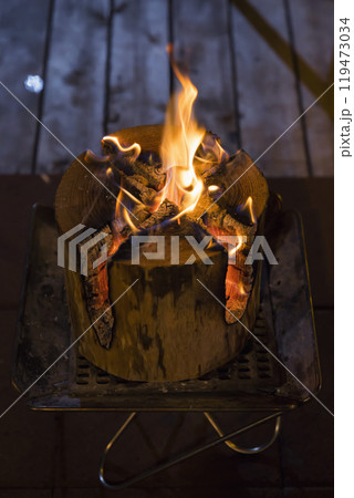 火の点いたスウェーデントーチ 119473034