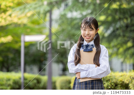 制服を着た笑顔の女子学生 119473333