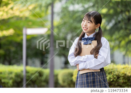 制服を着た笑顔の女子学生 119473334