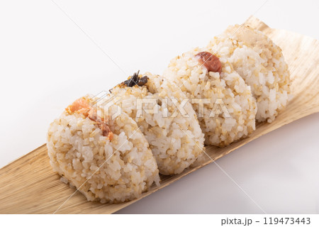 麦入り　おむすび（鮭　昆布　梅　ツナマヨ） 119473443