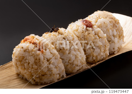 麦入り　おむすび（鮭　昆布　梅　ツナマヨ） 119473447
